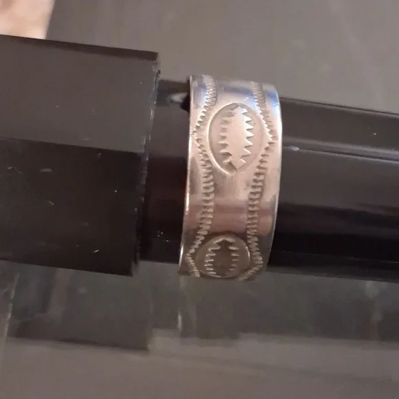 VINTAGE NATIVE AMERICAN NAVAJO SILVER RING